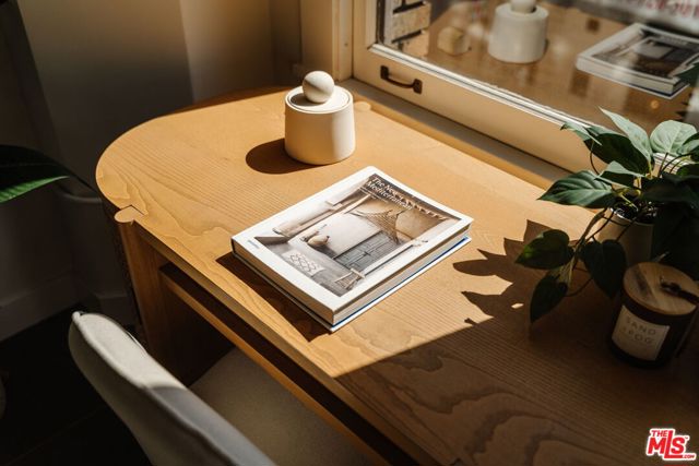 939 S Broadway, Los Angeles CA: https://media.crmls.org/mediaz/6f737a7c-f1c7-44eb-a95f-b00796e50496.jpg