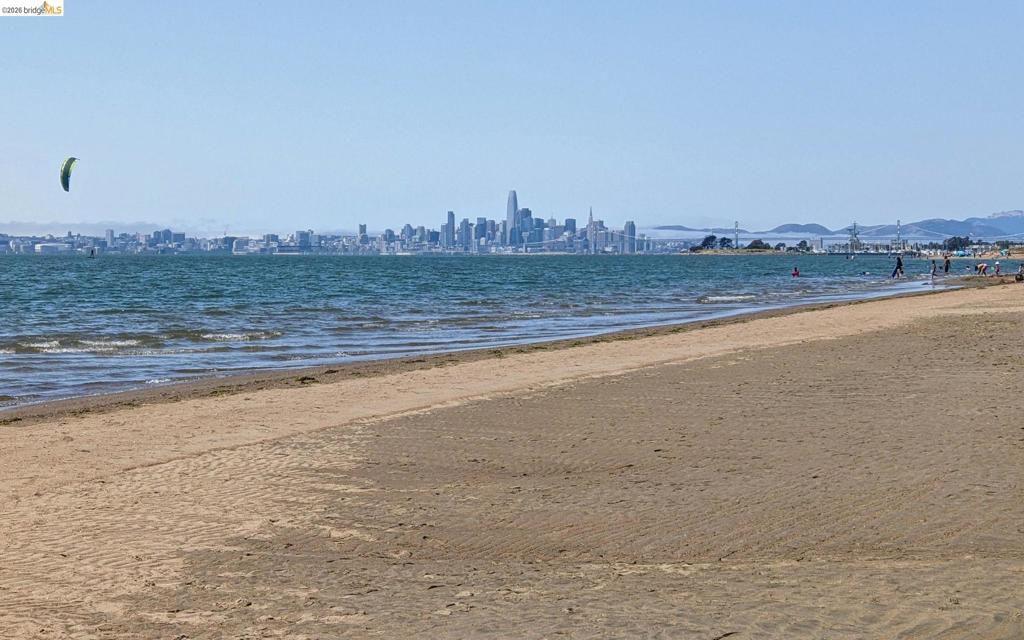 https://media.crmls.org/mediaz/6f7392be-8869-4a43-a410-8e42353f7346.jpg?preset=X-Large