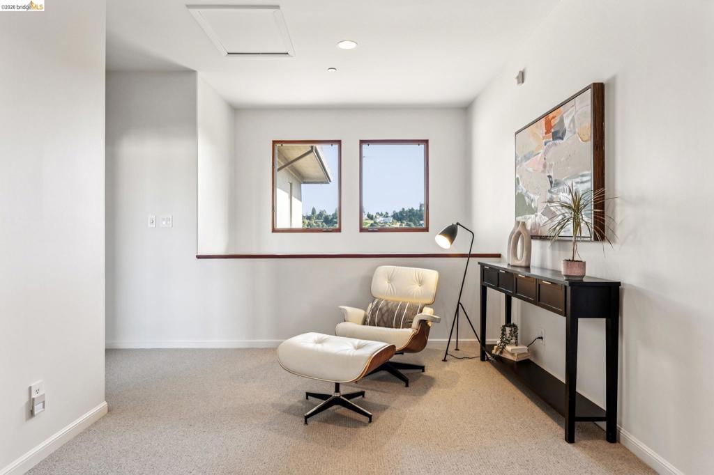 https://media.crmls.org/mediaz/6f74a1c0-1ae1-4446-af0e-f2a8fdce29bf.jpg?preset=X-Large