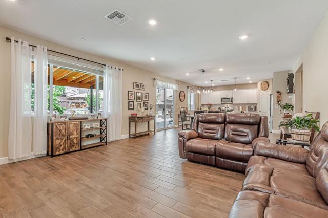 2340 Hibiscus Drive, Hollister CA: https://media.crmls.org/mediaz/6f74fdcc-73f4-467c-8b5b-12861a98da1a.jpg