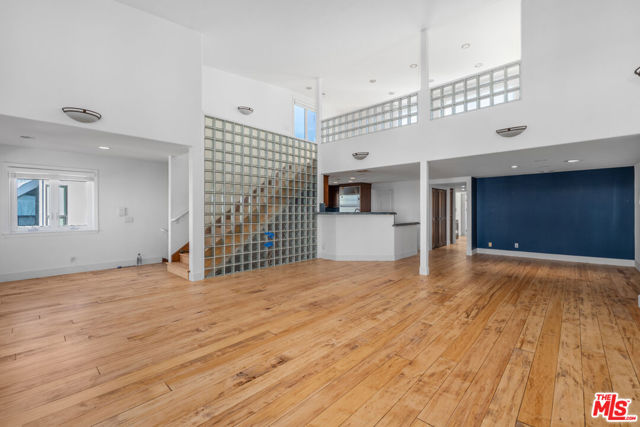 20 Quarterdeck Street, Marina del Rey CA: https://media.crmls.org/mediaz/6f750ae3-86a5-4f69-96ee-dce9b3a8d35b.jpg