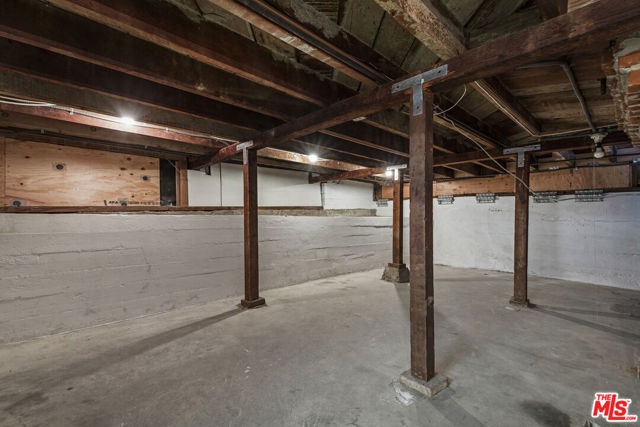 2316 Kenilworth Avenue, Los Angeles CA: https://media.crmls.org/mediaz/6f75ec3b-44c9-46d5-bb87-0752be3d2fc3.jpg