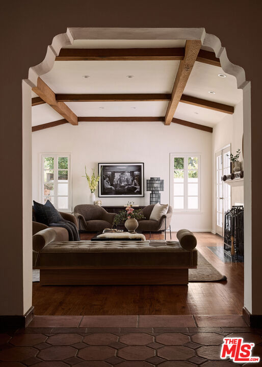 6401 San Vicente Boulevard, Los Angeles CA: https://media.crmls.org/mediaz/6f75f6ac-2afe-4555-8e64-275cd8c52c1d.jpg