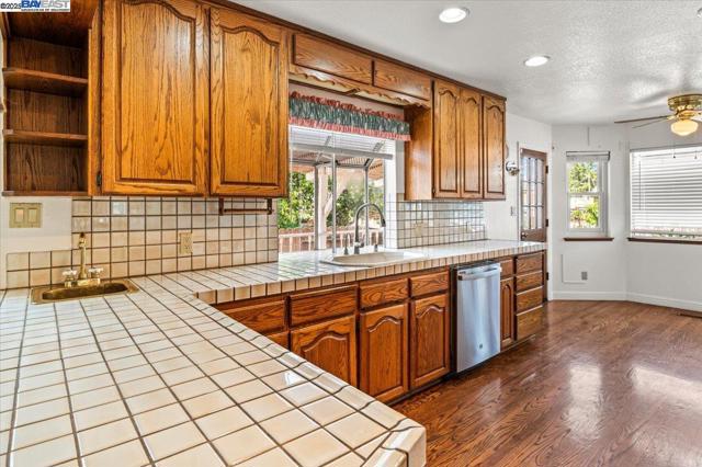 4095 Robin Ln, Castro Valley CA: https://media.crmls.org/mediaz/6f761e33-5c64-49b2-be8e-b763887eb1a7.jpg