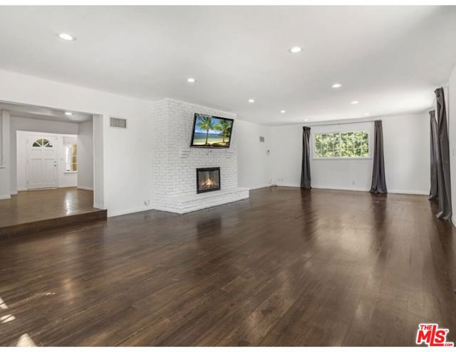 5504 Tyrone Avenue, Sherman Oaks CA: https://media.crmls.org/mediaz/6f765967-fe16-419c-a7e6-a0db166a51fd.jpg