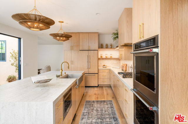 1008 Oakwood Avenue, Venice CA: https://media.crmls.org/mediaz/6f7713ad-3727-49f7-80e7-cbc9869868b3.jpg