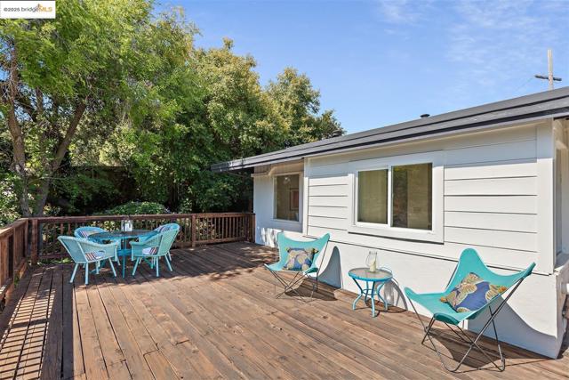 2871 Stephen Dr, Richmond CA: https://media.crmls.org/mediaz/6f775ece-a243-4fa9-87b5-4559407138b6.jpg