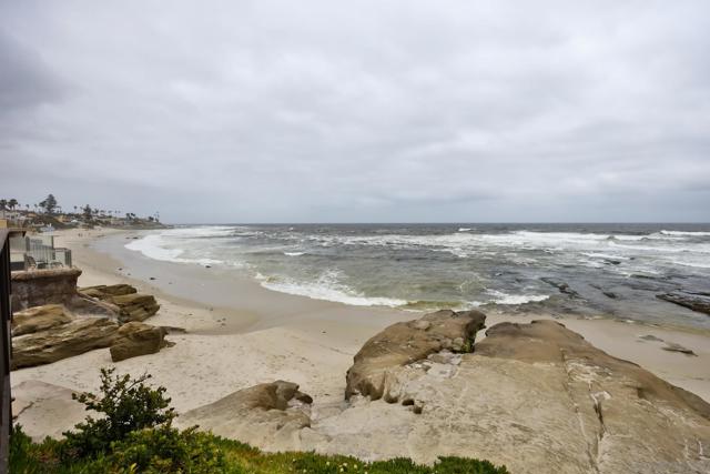 220 Coast Blvd, La Jolla CA: https://media.crmls.org/mediaz/6f77838a-4a77-4f5f-b9c7-d62519a73e47.jpg