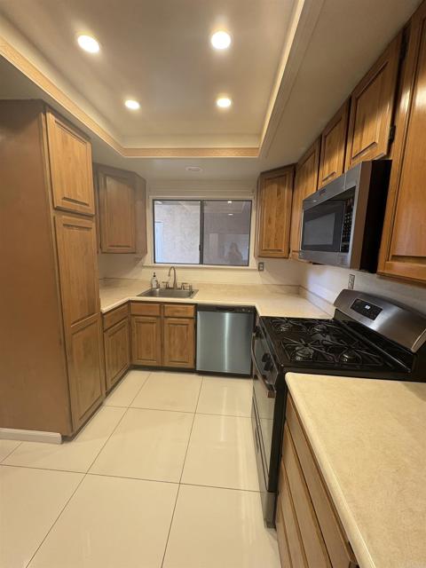 Detail Gallery Image 8 of 24 For 931 Martin Dr #3,  Escondido,  CA 92026 - 2 Beds | 2 Baths
