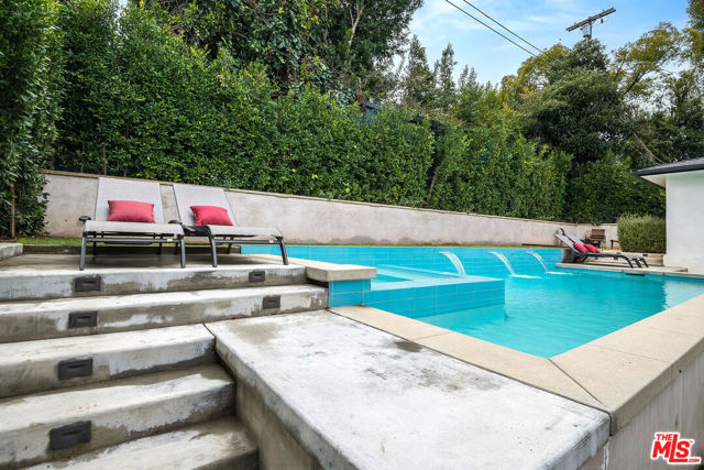13378 Contour Drive, Sherman Oaks CA: https://media.crmls.org/mediaz/6f7a0db4-5794-4d91-a759-c7693e1d90da.jpg