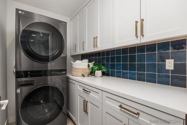 559 N Vulcan Ave, Encinitas CA: https://media.crmls.org/mediaz/6f7a83b0-7afd-4fa7-8637-25bcb85e0370.jpg
