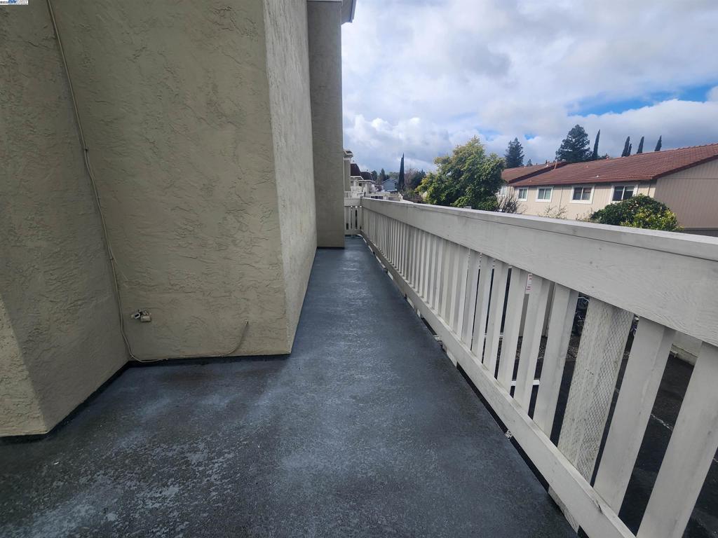 https://media.crmls.org/mediaz/6f7ab9be-5849-454e-a06f-d388e6d261bc.jpg?preset=X-Large