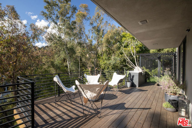 1280 Glen Oaks Boulevard, Pasadena CA: https://media.crmls.org/mediaz/6f7aba42-3182-4a3c-88e8-6a335acbc895.jpg