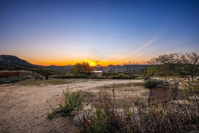 15636 Sage Hill Drive, Ramona CA: https://media.crmls.org/mediaz/6f7aeae9-9a22-4929-b84c-3d2c328c7035.jpg