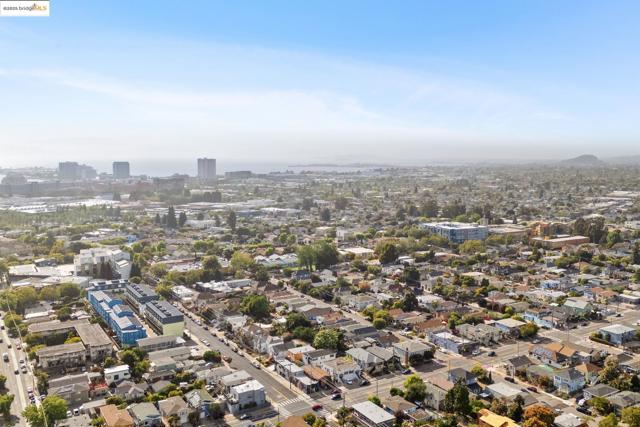 904 41st St, Oakland CA: https://media.crmls.org/mediaz/6f7b4e74-7f61-4948-8485-4d7dbd71f177.jpg