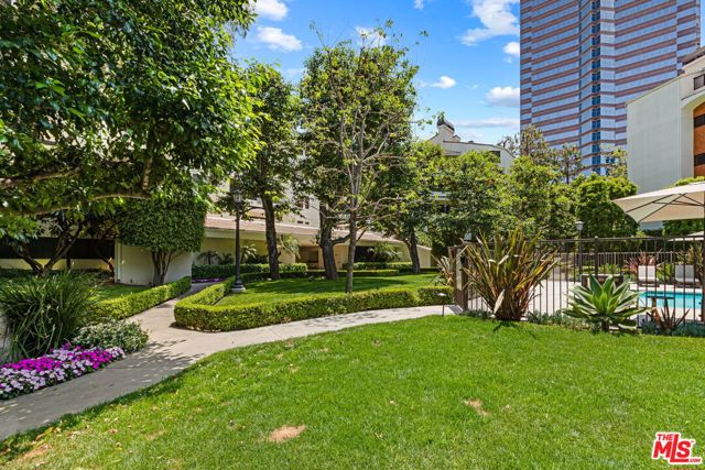 2102 Century Park Lane, Los Angeles CA: https://media.crmls.org/mediaz/6f7b8be5-8043-4d32-b261-2d85ca275bc0.jpg