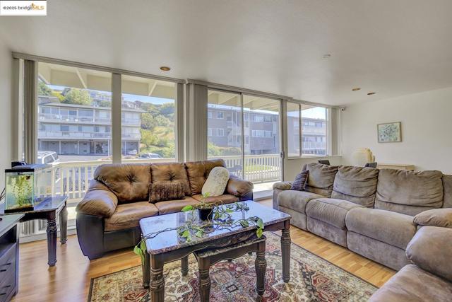 14 Janet Way, Tiburon CA: https://media.crmls.org/mediaz/6f7c0832-3b45-4b53-8425-86aea0ac3577.jpg