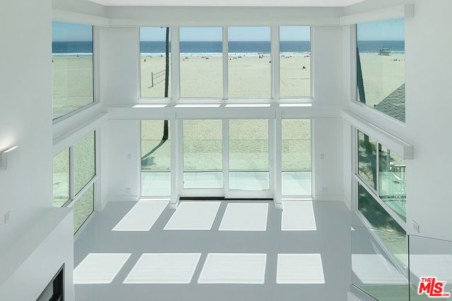 2419 Ocean Front Walk, Venice CA: https://media.crmls.org/mediaz/6f7d22f0-1fe5-4d44-9362-8b7114e7fc05.jpg