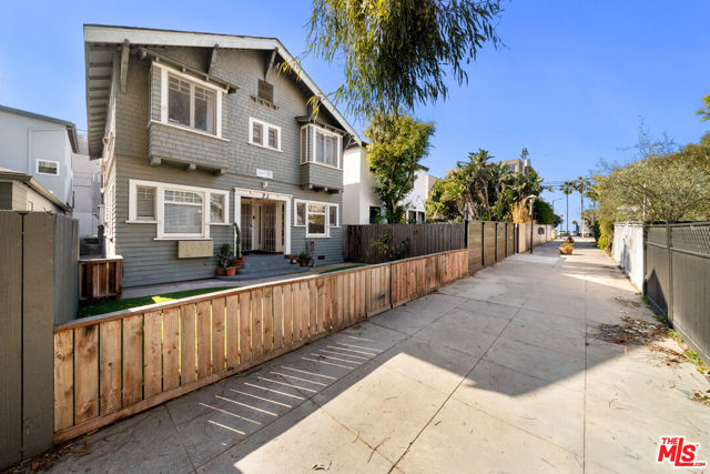 22 20th Avenue, Venice CA: https://media.crmls.org/mediaz/6f7d3ab5-4b0d-482b-8397-8e21d64e2cbe.jpg