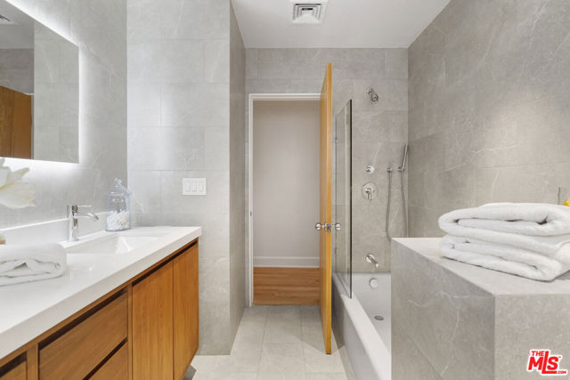 12815 Sarah Street, Studio City CA: https://media.crmls.org/mediaz/6f7d4e87-1a55-4e4c-8f79-fa5bedf6a8a7.jpg
