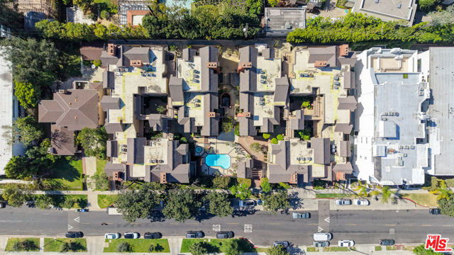 835 S Lucerne Boulevard, Los Angeles CA: https://media.crmls.org/mediaz/6f7d8187-d763-442e-ab3f-74983efc79d3.jpg