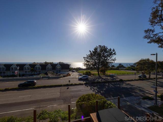 721 Camino Del Mar, Del Mar CA: https://media.crmls.org/mediaz/6f7e85b6-5eb2-4cd5-9c6e-d8875d5dcabf.jpg