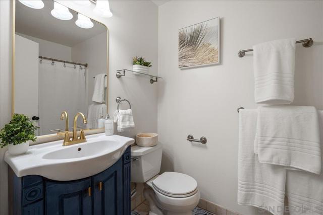 721 Buena Tierra Way, Oceanside CA: https://media.crmls.org/mediaz/6f7e96ee-70b3-4ac4-af1c-23a93c85bbc0.jpg