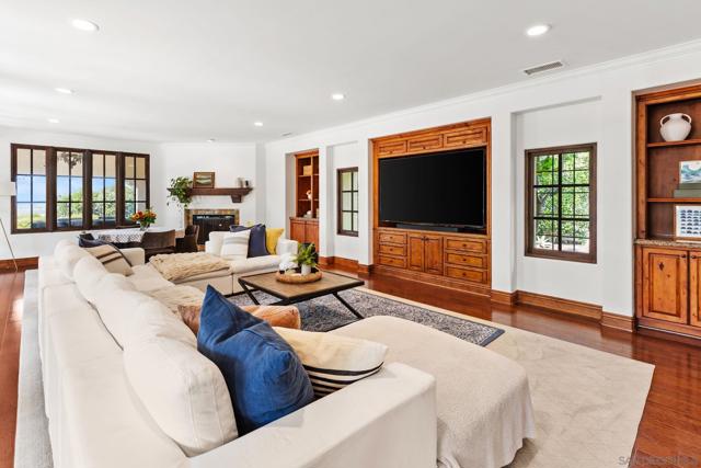 7975 Villas, San Diego CA: https://media.crmls.org/mediaz/6f7ef49d-dbe9-4051-bfb5-b5726d4b5dfc.jpg