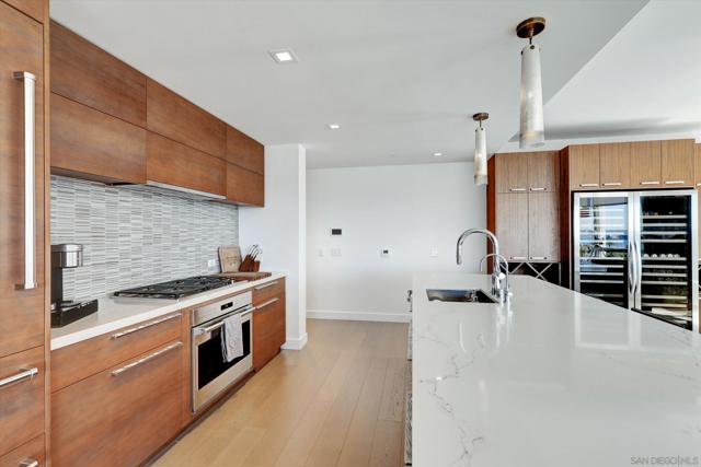 888 W E St, San Diego CA: https://media.crmls.org/mediaz/6f7f60ce-a45e-4ec6-a096-c65630c3fcc3.jpg