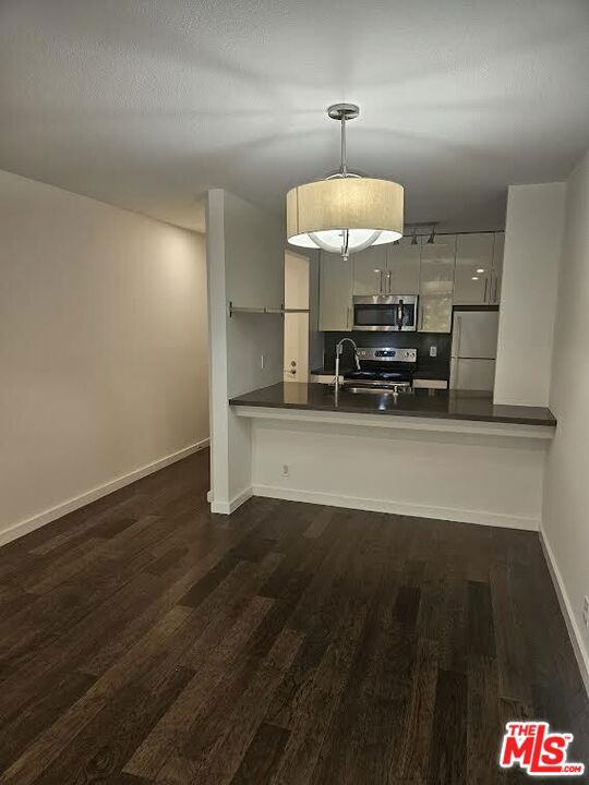 141 S Clark Drive, West Hollywood CA: https://media.crmls.org/mediaz/6f8099bc-4a76-46ba-b4cf-26d9d09b628d.jpg