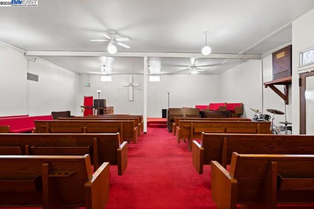 3003 School St, Oakland CA: https://media.crmls.org/mediaz/6f80a8ca-9649-4f03-87ab-90a89ad40716.jpg