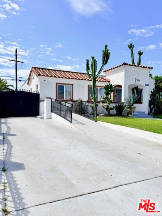 2940 Live Oak Street, Huntington Park CA: https://media.crmls.org/mediaz/6f810504-49ba-4d69-953a-b167eb1ee199.jpg