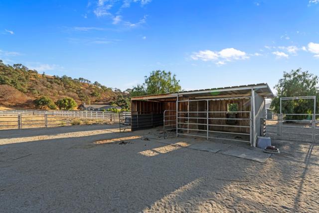 6840 Southside Road, Hollister CA: https://media.crmls.org/mediaz/6f810788-1b8c-4645-84ff-2e2a7a81ad01.jpg