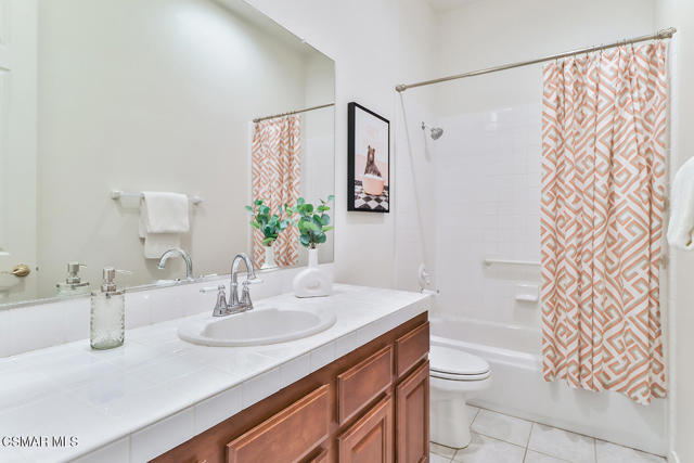 2746 Autumn Ridge Drive, Thousand Oaks CA: https://media.crmls.org/mediaz/6f810a86-231c-4f7e-830f-3d0352a1fd5f.jpg