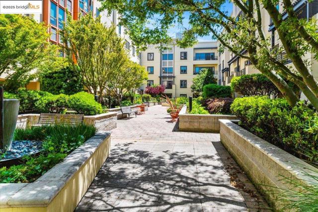 438 W Grand Ave, Oakland CA: https://media.crmls.org/mediaz/6f822d70-c266-4f97-81f1-036a362b94d7.jpg