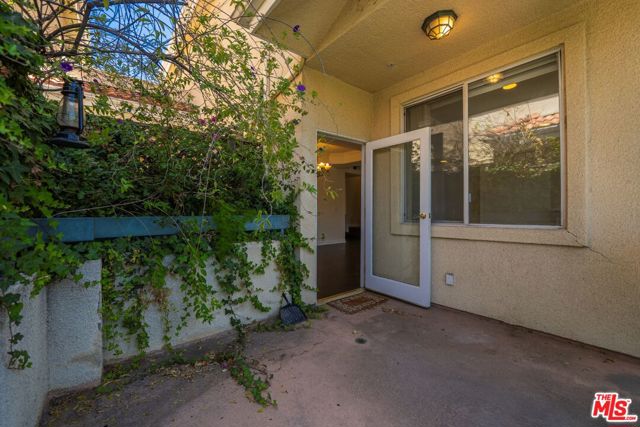 2716 Honolulu Avenue, Montrose CA: https://media.crmls.org/mediaz/6f8290ed-cbf0-49c1-9ee7-a48b08852f7f.jpg