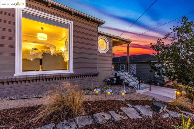 3332 82nd Ave, Oakland CA: https://media.crmls.org/mediaz/6f83383b-5d5a-4cd2-a6d3-fb2e31a28061.jpg
