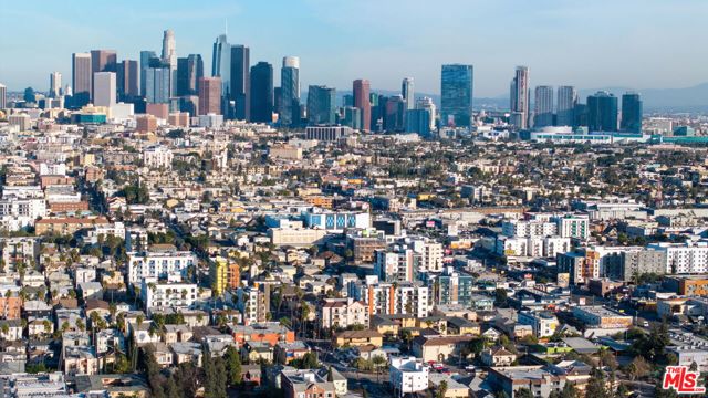 3166 San Marino Street, Los Angeles CA: https://media.crmls.org/mediaz/6f861e18-3bd3-4820-b56d-fa5009bd1eb0.jpg