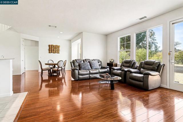 5701 Oakmont Dr, Richmond CA: https://media.crmls.org/mediaz/6f865285-3da9-405d-aaa7-845cb3c978f2.jpg