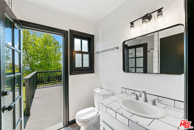 29528 Harvester Road, Malibu CA: https://media.crmls.org/mediaz/6f86760e-4010-480c-996d-a2cd96667de6.jpg