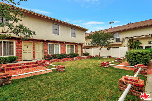 10065 De Soto Avenue, Chatsworth CA: https://media.crmls.org/mediaz/6f86dbb2-eb91-4f9b-ad7d-8d964e1a5e96.jpg
