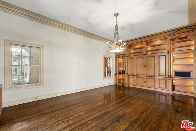 803 N Rexford Drive, Beverly Hills CA: https://media.crmls.org/mediaz/6f86e443-00e8-4555-ac6a-3acb4b0ed53e.jpg