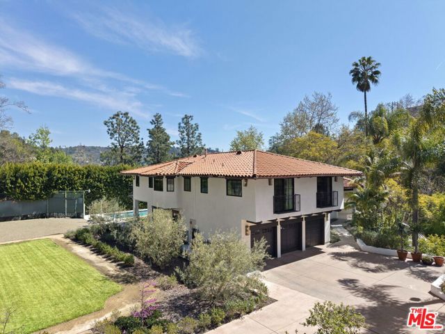 7651 Willow Glen Road, Los Angeles CA: https://media.crmls.org/mediaz/6f871bd5-ce2f-4b0a-9e51-8a9802f20569.jpg