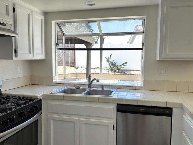 Detail Gallery Image 13 of 41 For 735 Rivertree Dr, Oceanside,  CA 92058 - 4 Beds | 3 Baths