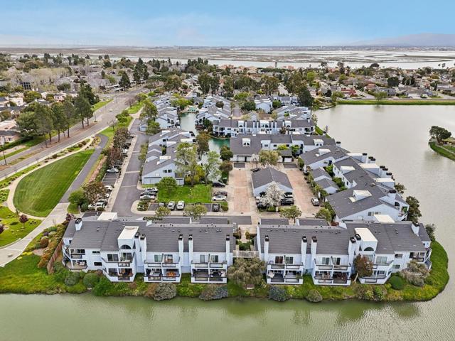 52 Cape Hatteras Court, Redwood City CA: https://media.crmls.org/mediaz/6f882840-d762-46f6-8cd0-3ea0e97f1a13.jpg