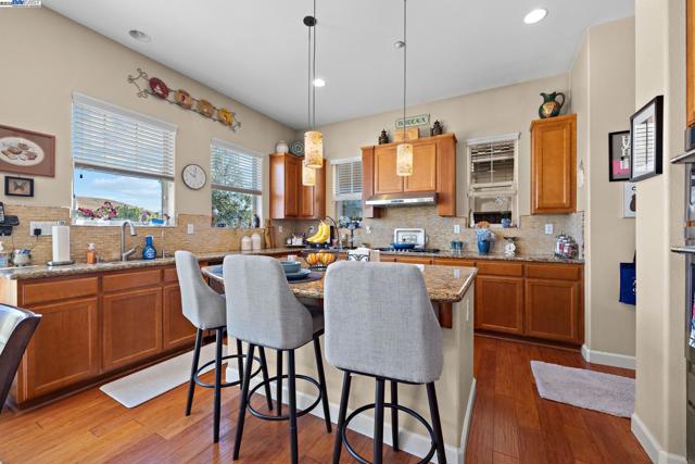 9779 Reimers Way, Dublin CA: https://media.crmls.org/mediaz/6f883290-91d6-490b-bae3-86eda9b12015.jpg
