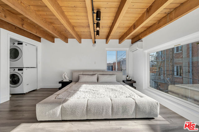 24 20th Avenue, Venice CA: https://media.crmls.org/mediaz/6f894a17-1608-495a-8fb6-db13cc615708.jpg