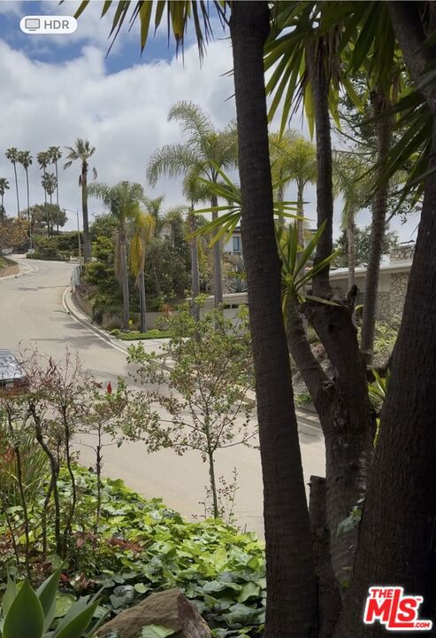 1053 Tellem Drive, Pacific Palisades CA: https://media.crmls.org/mediaz/6f894bf3-bf76-4af2-8386-957936d698d3.jpg