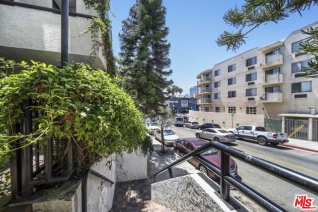 630 N Grand Avenue, Los Angeles CA: https://media.crmls.org/mediaz/6f898e09-1e58-4cbe-af76-a5619b3bfa0d.jpg