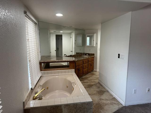 1703 Monte Grosso Drive, Merced CA: https://media.crmls.org/mediaz/6f8b2801-aa21-4773-8f2e-2c11df95e7a5.jpg